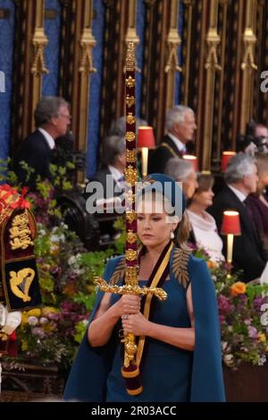 Signore Presidente del Consiglio, Penny Mordaunt, che porta la spada di Stato, nella processione attraverso l'Abbazia di Westminster prima della cerimonia di incoronazione del re Carlo III e della regina Camilla a Londra. Data immagine: Sabato 6 maggio 2023. Foto Stock