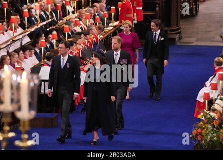 Principessa Eugenie e Jack Brooksbank (davanti), il Duca di Sussex (al centro) e la Principessa Beatrice e Edoardo Mapelli Mozzi alla cerimonia di incoronazione del re Carlo III e della regina Camilla nell'Abbazia di Westminster, Londra. Data immagine: Sabato 6 maggio 2023. Foto Stock