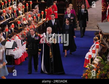 Il Duca di York (al centro), la Principessa Eugenie e Jack Brooksbank , il Duca di Sussex, la Principessa Beatrice e Edoardo Mapelli Mozzi alla cerimonia di incoronazione del Re Carlo III e della Regina Camilla nell'Abbazia di Westminster, Londra. Data immagine: Sabato 6 maggio 2023. Foto Stock