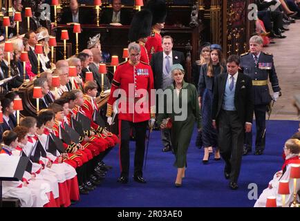 Laura e Harry Lopes (al centro a destra) e Tom Parker Bowles (a sinistra) che assistono alla cerimonia di incoronazione del re Carlo III e della regina Camilla nell'Abbazia di Westminster, Londra. Data immagine: Sabato 6 maggio 2023. Foto Stock