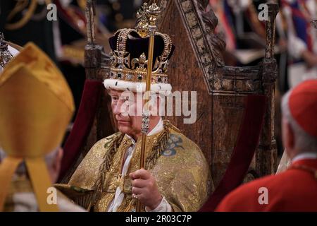 Re Carlo III è incoronato con la corona di Sant'Edoardo durante la cerimonia di incoronazione nell'Abbazia di Westminster, Londra. Data immagine: Sabato 6 maggio 2023. Foto Stock