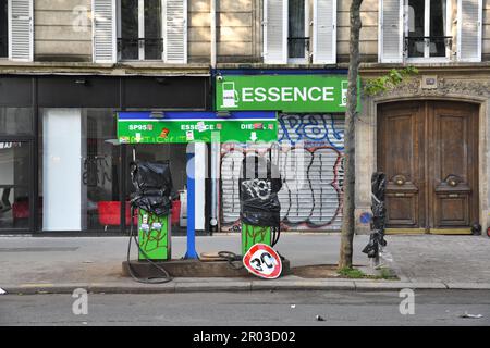 Parigi, Francia, 1st maggio 2023. Giornata internazionale dei lavoratori. Migliaia di persone hanno protestato e celebrato il giorno di maggio a Parigi. Sindacati, lavoratori, studenti e altri hanno marciato per le strade, protestando contro il nuovo sistema pensionistico e molto altro ancora. Alcuni manifestanti si trasformarono in violenti, iniziarono gli incendi e distrussero le imprese. La polizia ha usato il gas lacrimogeno e un cannone ad acqua contro i rioters. Foto Stock