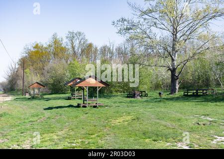 Gazebo per il riposo lungo il percorso. Luogo attrezzato per la ricreazione al di fuori della città di Iasi, Romania: Gazebo, barbecue, tavoli e panchine, bidoni dei rifiuti. Foto Stock