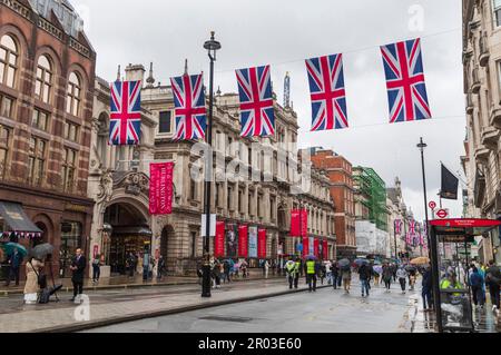 Piccadilly, Londra, Regno Unito. 6th maggio 2023. Union Jacks in mostra in celebrazione dell'incoronazione di re Carlo III Credit: Stuart Robertson/Alamy Live News Foto Stock