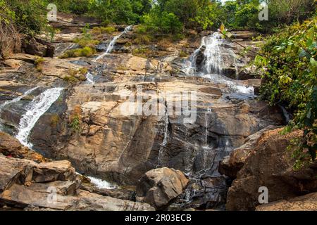 Primo piano della cascata Bamni ad Ajodhya pahar a Purulia, Bengala Occidentale in India Foto Stock