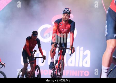 Filippo Ganna d'Italia e il Team Ineos Grenadiers visti durante la cerimonia aperta del giro d'Italia 2023 106th, Presentazione del Team in Piazza della Rinascita a Pescara. Foto Stock