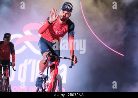 Filippo Ganna d'Italia e il Team Ineos Grenadiers visti durante la cerimonia aperta del giro d'Italia 2023 106th, Presentazione del Team in Piazza della Rinascita a Pescara. Foto Stock