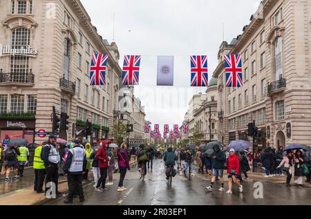 Regent Street Saint James's, Londra, Regno Unito. 6th maggio 2023. Union Jacks and Coronation Bandiera in mostra a Regent Street Saint James's, Londra, in celebrazione dell'incoronazione di re Carlo III Credit: Stuart Robertson/Alamy Live News Foto Stock