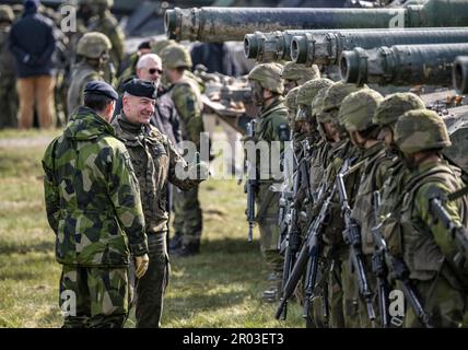 Rinkaby, Svezia. 06th maggio, 2023. Il comandante in capo della Svezia Micael Bydén (L) e il comandante in capo generale della Polonia Rajmund Andrzejczak (C) parlano con gli equipaggi di carri armati coscritti durante l'esercizio militare Aurora 23 presso il poligono di tiro Rinkaby al di fuori di Kristianstad il 06 maggio 2023. Truppe svedesi, polacche, americane, finlandesi e danesi erano sul posto per sconfiggere il nemico che aveva preso il controllo della zona portuale intorno al porto di Ahus.Photo: Johan Nilsson/TT/Code 50090 Credit: TT News Agency/Alamy Live News Foto Stock