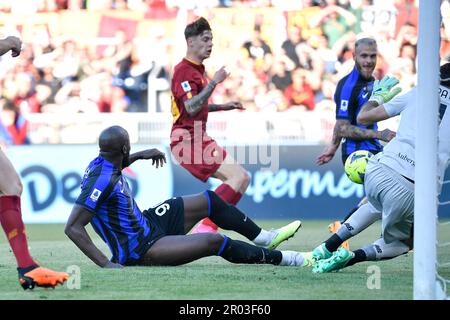 Roma, Italia. 06th maggio, 2023. Romelu Lukaku del FC Internazionale perde la palla e Federico Dimarco (r) segna il gol di 0-1 durante la Serie Una partita di calcio tra AS Roma e FC Internazionale allo stadio Olimpico di Roma (Italia), 6th maggio 2023. Credit: Insidefoto di andrea staccioli/Alamy Live News Foto Stock