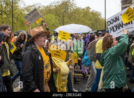 Londra, Regno Unito. 06th maggio, 2023. Il 6 maggio 2023 si sono manifestati nel centro di Londra i manifestanti contro la monarchia e repubblicani, mentre l'incoronazione di Re Carlo III si è svolta a breve distanza. In precedenza, il capo del gruppo di campagna anti-monarchico Repubblica e alcuni attivisti sono stati arrestati dalla polizia a Trafalgar Square. E 'stata la prima incoronazione di un nuovo monarca a Londra, Regno Unito, per 70 anni e, nonostante la pioggia costante, molte migliaia di persone sono scesi nella capitale per godersi le celebrazioni. Credit: Andy Soloman/Alamy Live News Foto Stock