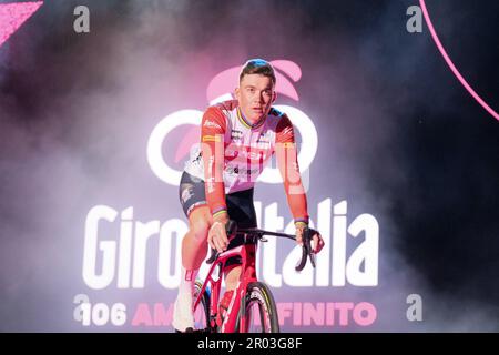 Pescara, Italia. 04th maggio, 2023. Mads Pedersen di Danimarca e Team Trek - Segafredo visto durante la cerimonia aperta del giro d'Italia 2023 106th, Presentazione del Team in Piazza della Rinascita a Pescara. (Foto di Elena Vizzoca/SOPA Images/Sipa USA) Credit: Sipa USA/Alamy Live News Foto Stock