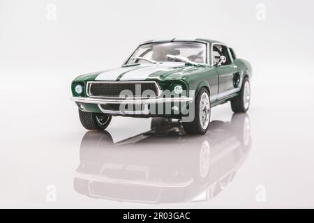 Auto FAST & Furious Ford Mustang Fastback 1:43, vista frontale, sfondo bianco con riflesso Foto Stock