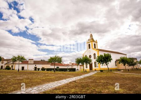 Piccola chiesa nel villaggio portoghese di Flor da Rosa Foto Stock