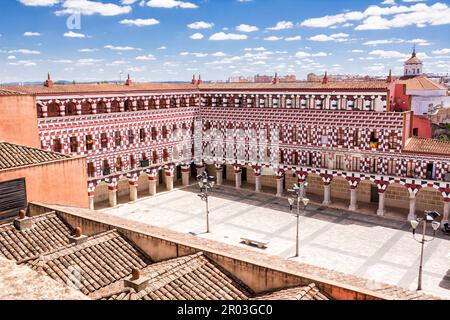 Vista dall'alto delle facciate dei colorati edifici e delle case in alta piazza a Badajoz (Spagna) Foto Stock