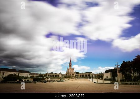 Piazza con fedeli di fronte al Santuario di Fatima in Portogallo in una lunga foto di esposizione Foto Stock