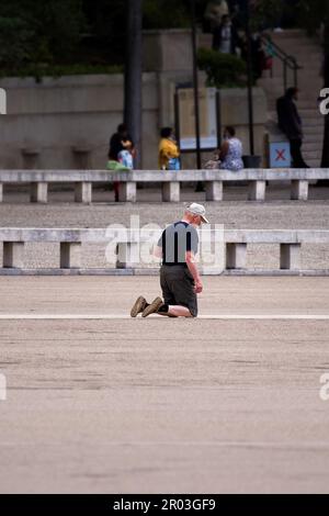 Fatima, Portogallo - 25 giugno 20202: I fedeli avanzano in ginocchio nella piazza del Santuario di Fatima, Portogallo Foto Stock