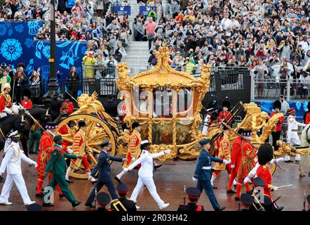 Londra, Gran Bretagna. 6th maggio, 2023. Il re Carlo III e la regina Camilla di Gran Bretagna ritornano a Buckingham Palace dopo il servizio di incoronazione presso l'Abbazia di Westminster a Londra, in Gran Bretagna, il 6 maggio 2023. Carlo III fu il sabato monarca incoronato del Regno Unito (UK) e altri 14 regni del Commonwealth nella prima incoronazione del Regno Unito dal 1953 all'Abbazia di Westminster nel centro di Londra. Credit: Li Ying/Xinhua/Alamy Live News Foto Stock