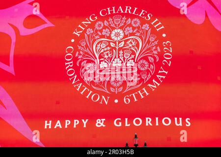 Piccadilly Circus, Londra, Regno Unito. 6th maggio 2023. La bandiera ufficiale di Re Carlo III è esposta su uno schermo gigante per celebrare l'incoronazione di Re Carlo III Credit: Stuart Robertson/Alamy Live News Foto Stock