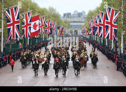 Londra, Regno Unito. 06th maggio, 2023. I membri delle forze armate si dirigono verso Buckingham Palace dopo l'incoronazione di Kings Charles III presso l'Abbazia di Westminster a Londra sabato 06 maggio 2023. Foto di Hugo Philpott/UPI Credit: UPI/Alamy Live News Foto Stock