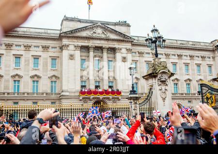 Londra, Regno Unito. 06th maggio, 2023. Re Carlo III e la Regina Camilla, Guglielmo, Principe di Galles e Caterina, Principessa di Galles Principe Giorgio di Galles e Principessa Charlotte di Galles e Principe Luigi di Galles Anna, Principessa reale e Vice Ammiraglio Sir Tim Laurence Principe Edward, Conte di Wessex e Sophie, Contessa di Wessex, Lady Louise Mountbatten-Windsor e Visconte Severn Principe Edoardo il Duca di Kent, Katharine, Duchessa di Kent, Principe Richard e Birgitte Duca e Duchessa di Gloucester sul balcone di Buckingham Palace a Londra, il 06 maggio 2023, dopo l'incoronazione di Carlo III e Camil Foto Stock