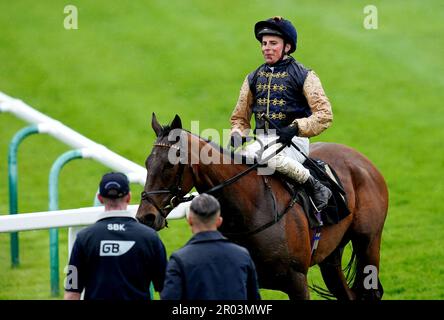 Jockey William Buick su Stowel dopo aver gareggato nell'handicap Howden il secondo giorno del QIPCO Guineas Festival all'ippodromo di Newmarket. Data immagine: Sabato 6 maggio 2023. Foto Stock