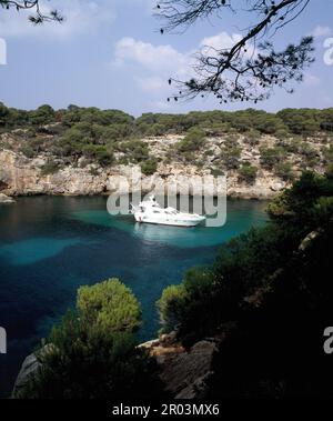Spagna. Isole Baleari. Maiorca. Cala Pi. Barca di lusso nella baia. Foto Stock