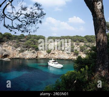 Spagna. Isole Baleari. Maiorca. Cala Pi. Barca di lusso nella baia. Foto Stock