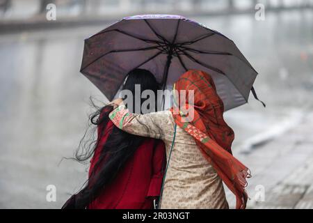 Dhaka, Bangladesh. 06th maggio, 2023. Le donne tengono un ombrello mentre camminano lungo la strada in una giornata piovosa. Il pesante versamento di monsoni ha reso il viaggio lento e pericoloso. (Foto di Sazzad Hossain/SOPA Images/Sipa USA) Credit: Sipa USA/Alamy Live News Foto Stock