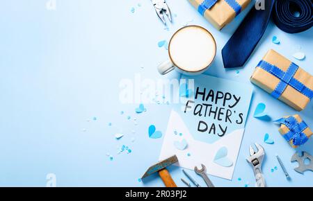 Happy Father's Day Concept, biglietto d'auguri, Father's Day Breakfast con una bella lettera su sfondo azzurro Foto Stock
