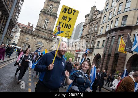 Glasgow, Scozia, Regno Unito, 6th maggio 2023. Una marcia pro-Independence organizzata da All Under One Banner Organisation, che si svolge il giorno dell'incoronazione di Re Carlo III, a Glasgow, in Scozia, il 6 maggio 2023. Foto: Jeremy Sutton-Hibbert/ Alamy Live News. Foto Stock