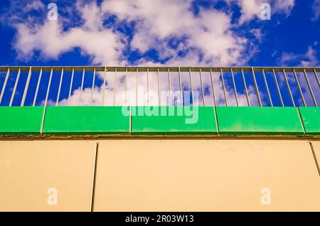 Dettagli architettonici della città. Ringhiera del ponte pedonale che attraversa la strada. Foto Stock