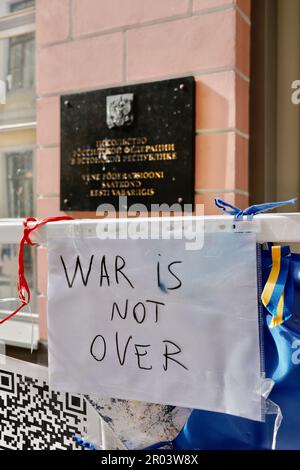 Proteste contro l'invasione russa dell'Ucraina, al di fuori dell'ambasciata russa a Tallinn, Estonia Foto Stock