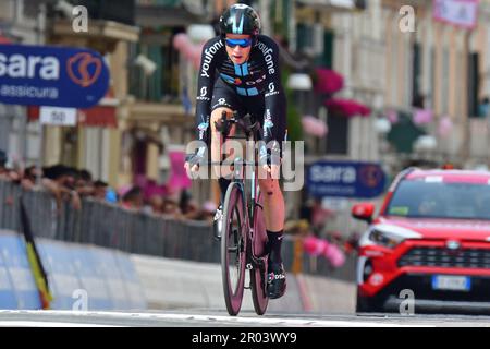 Ortona, Italia. 06th maggio, 2023. Ortona, Ortona, Italia, 06 maggio 2023, TUSVELD Martijn - DSM durante la 1 tappa - Costa dei trabocchi - Fossacesia Marina/Ortona - giro d'Italia Credit: Live Media Publishing Group/Alamy Live News Foto Stock