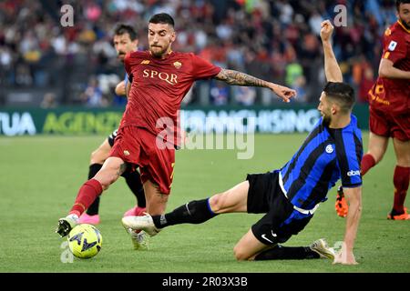 Roma, Italia. 06th maggio, 2023. Lorenzo Pellegrini di AS Roma e Roberto Gagliardini del FC Internazionale si sfidano per la palla durante la Serie A partita di calcio tra AS Roma e FC Internazionale allo stadio Olimpico di Roma (Italia), 6th maggio 2023. Credit: Insidefoto di andrea staccioli/Alamy Live News Foto Stock