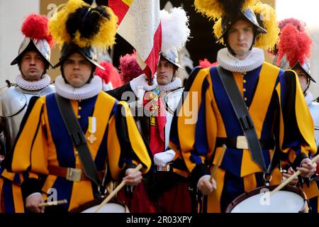 6 maggio 2023 - cerimonia di giuramento delle nuove reclute della Guardia Svizzera Pontificia nel cortile di San Damaso all'interno dell'edificio Apostolico del Vaticano - Città del Vaticano - © EvandroInetti via ZUMA Wire (Credit Image: © Evandro Inetti/ZUMA Press Wire) SOLO PER USO EDITORIALE! Non per USO commerciale! Foto Stock