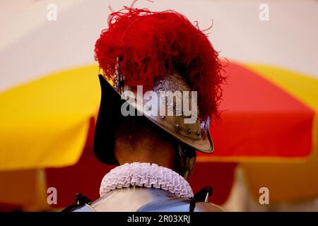 6 maggio 2023 - cerimonia di giuramento delle nuove reclute della Guardia Svizzera Pontificia nel cortile di San Damaso all'interno dell'edificio Apostolico del Vaticano - Città del Vaticano - © EvandroInetti via ZUMA Wire (Credit Image: © Evandro Inetti/ZUMA Press Wire) SOLO PER USO EDITORIALE! Non per USO commerciale! Foto Stock