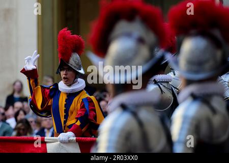 6 maggio 2023 - cerimonia di giuramento delle nuove reclute della Guardia Svizzera Pontificia nel cortile di San Damaso all'interno dell'edificio Apostolico del Vaticano - Città del Vaticano - © EvandroInetti via ZUMA Wire (Credit Image: © Evandro Inetti/ZUMA Press Wire) SOLO PER USO EDITORIALE! Non per USO commerciale! Foto Stock