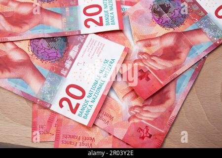 Ostersund, Svezia - 10 gennaio 2023. Banconote svizzere da 20 franchi. Le banconote del franco svizzero sono emesse dalla Banca nazionale svizzera. Foto Stock