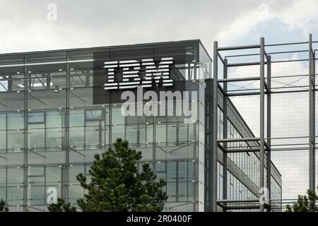 Praga, CZ -27 Aprile 2023: Il logo IBM Sign sulla sede centrale della Repubblica Ceca. Technology Concept Corporation. EDITORIALE Foto Stock