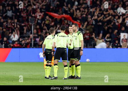 Sydney, Australia. 06th maggio, 2023. Gli arbitri scuotono le mani prima della finale di eliminazione tra i Wanderers e il Sydney FC al CommBank Stadium il 6 maggio 2023 a Sydney, Australia Credit: IOIO IMAGES/Alamy Live News Foto Stock