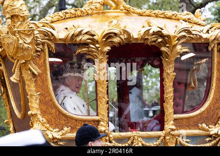 6th maggio 2023 - Re Carlo in viaggio nel Gold state Coach on the Mall dopo la sua incoronazione a Londra Foto Stock