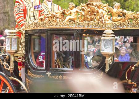 Westminster, Londra, Regno Unito. 6th maggio, 2023. Westminster, Londra, Regno Unito 6th maggio 2023 Junior 'Royals' procedono lungo il Mall dopo l'incoronazione di S.A.R. re Charles lll e della regina Camilla, nei loro allenatori di Stato preceduti dalle forze HM in regalia militare completa, Guardato da migliaia di Royalists sul MallÉ qui il principe George guarda fuori delle folle grandi riunite su The Mall Credit: Motofoto/Alamy Live News Foto Stock