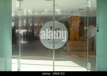 Portocolom, Spagna; aprile 23 2023: Ingresso principale di un hotel chiuso della compagnia JS Hotels, nella città di Portocolom, Spagna Foto Stock