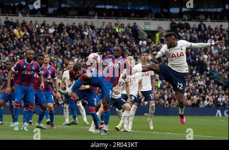 Londra, Regno Unito. 06th maggio, 2023. Emerson Royal di Tottenham Hotspur (r) ha un colpo in porta. Incontro della Premier League, Tottenham Hotspur contro Crystal Palace allo stadio Tottenham Hotspur di Londra sabato 6th maggio 2023. Questa immagine può essere utilizzata solo per scopi editoriali. Solo per uso editoriale, licenza richiesta per uso commerciale. Non è utilizzabile nelle scommesse, nei giochi o nelle pubblicazioni di un singolo club/campionato/giocatore. pic by Sandra Mailer/Andrew Orchard sports photography/Alamy Live news Credit: Andrew Orchard sports photography/Alamy Live News Foto Stock