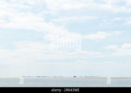 Una nave lontana dalla spiaggia Foto Stock