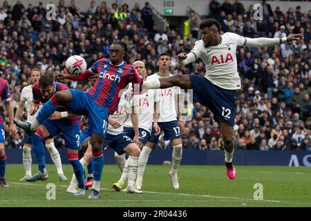 Londra, Regno Unito. 06th maggio, 2023. Emerson Royal di Tottenham Hotspur (r) ha un colpo alla porta come Eberechi Eze di Crystal Palace sembra bloccare. Incontro della Premier League, Tottenham Hotspur contro Crystal Palace allo stadio Tottenham Hotspur di Londra sabato 6th maggio 2023. Questa immagine può essere utilizzata solo per scopi editoriali. Solo per uso editoriale, licenza richiesta per uso commerciale. Non è utilizzabile nelle scommesse, nei giochi o nelle pubblicazioni di un singolo club/campionato/giocatore. pic by Sandra Mailer/Andrew Orchard sports photography/Alamy Live news Credit: Andrew Orchard sports photography/Alamy Live News Foto Stock