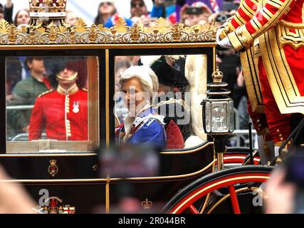 La principessa Anna si sposta in carrozza in seguito all'incoronazione all'Abbazia di Westminster il 6 maggio 2023 a Londra Inghilterra, Regno Unito il 6 maggio migliaia di persone formano in tutto il mondo la linea tradizionale ma abbreviata tra Buckingham Place e l'Abbazia di Westminster durante l'incoronazione del re Carlo III e della regina Camilla, In linea con la tradizione, i paramenti di sua Maestà presenteranno articoli indossati durante le precedenti incoronazioni risalenti al 1821, la processione da Buckingham Palace all'Abbazia di Westminster ospiterà il Diamond Jubilee state Coach e il Gold state Coach in ritorno al Palace Follow Foto Stock