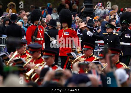 La processione militare si svolge lungo il Mall seguendo l'incoronazione di Re Carlo III e della Regina Camilla all'Abbazia di Westminster il 6 maggio 2023 a Londra, Inghilterra. Regno Unito il 6 maggio migliaia di persone formano in tutto il mondo la linea tradizionale ma abbreviata tra Buckingham Place e Westminster Abbey durante l'incoronazione di re Carlo III e della regina Camilla, in linea con la tradizione, i paramenti di sua Maestà saranno caratterizzati da articoli indossati durante le incoronazioni precedenti risalenti al 1821, La processione da Buckingham Palace all'Abbazia di Westminster ospiterà il Diamond Jubilee state Coach e il G. Foto Stock