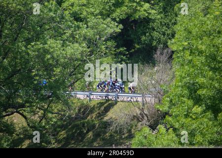 Solorzano, Spagna, 06th maggio 2023: La fuga guidata da Annemiek Van Vleuten (Movistar, R) insieme a Gaia Realini (Trek - Segafredo, 2R), evita Muzic (FDJ- SUEZ, 3R), Juliette Labous (Team DSM, 3L ), Mavi Garcia (Liv Racing TeqFind, 2L) ed Erica Magnaldi Team ADQ, L) Durante la 6th tappa della donna LaVuelta di Carrefour 2023 tra Castro-Urdiales e Laredo, il 06 maggio 2023, a Solorzano, Spagna. Credit: Alberto Brevers / Alamy Live News Foto Stock